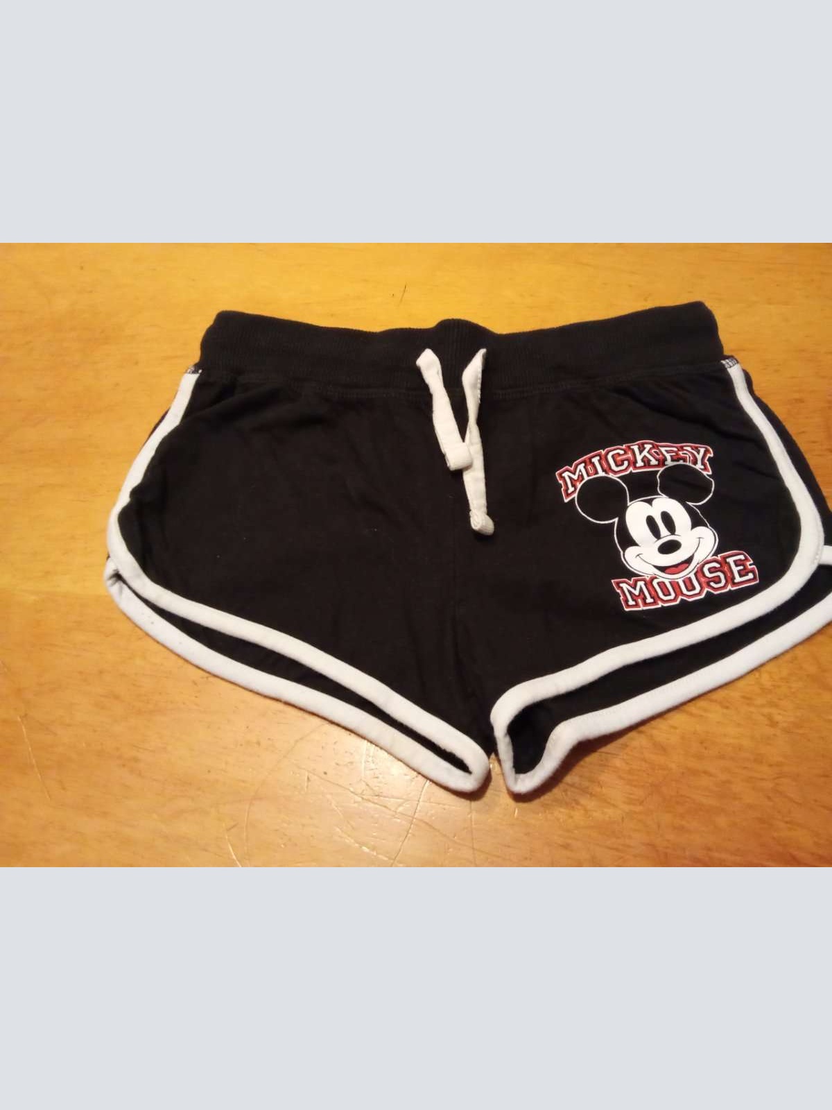 Sehr schöne kurze Micky Maus Hose von Disney in gr. 128 abzugeben.