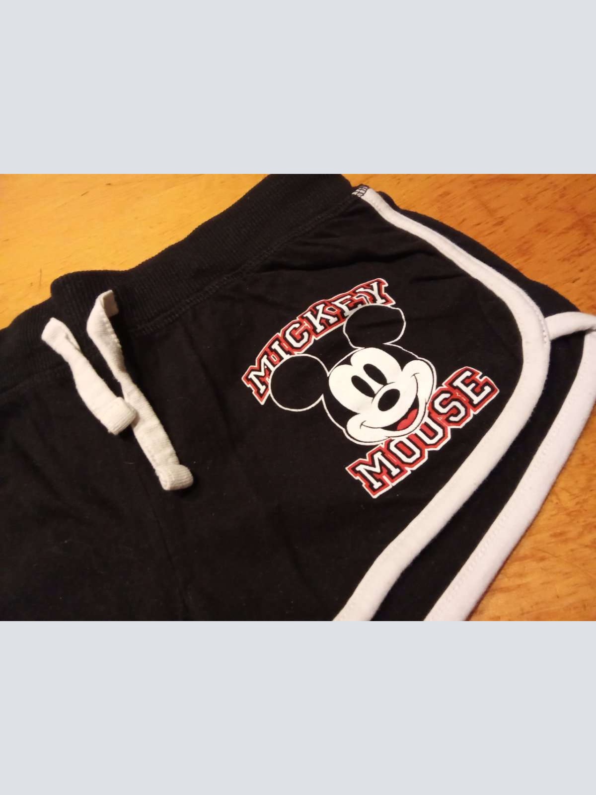 Sehr schöne kurze Micky Maus Hose von Disney in gr. 128 abzugeben.