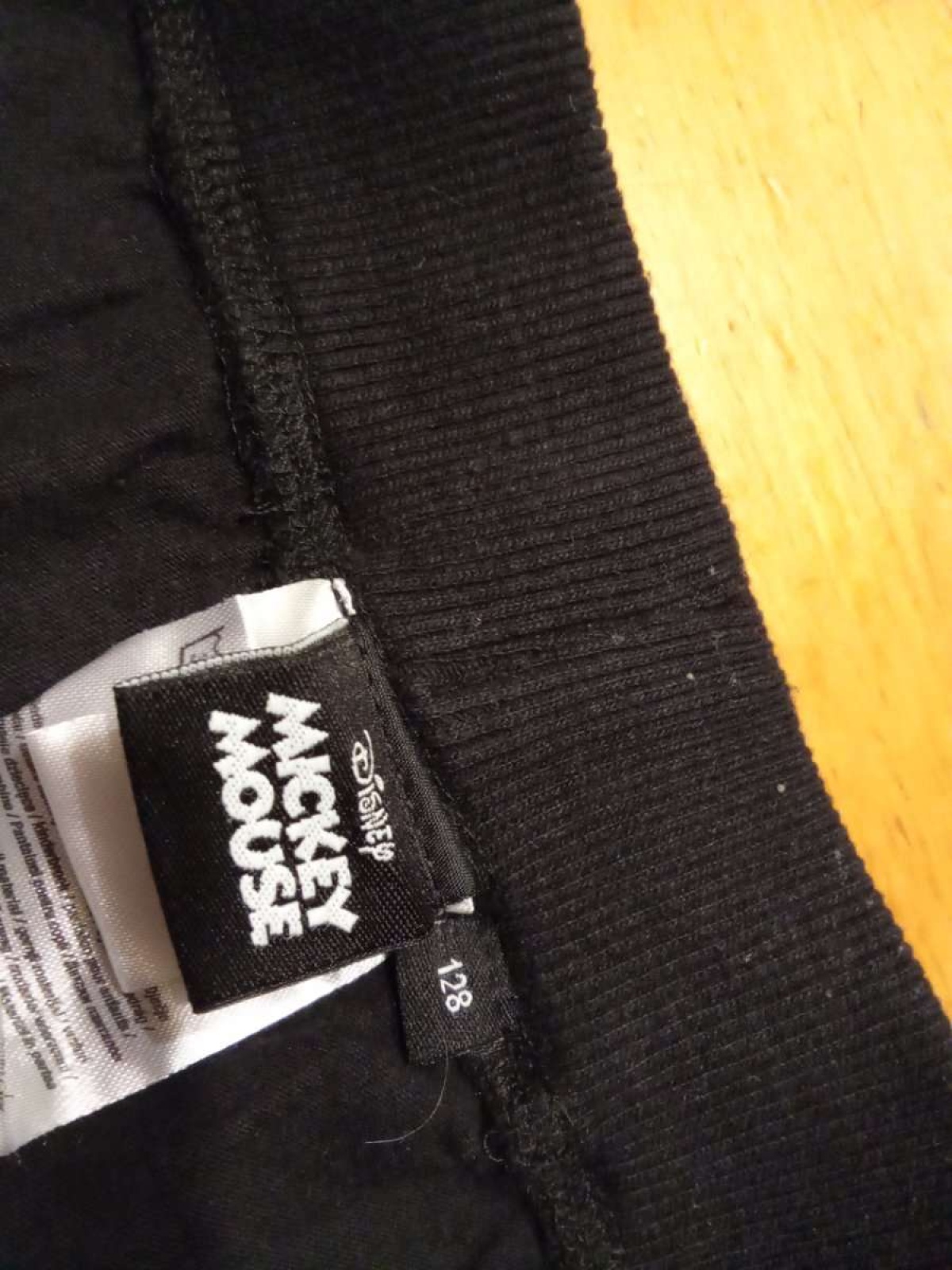 Sehr schöne kurze Micky Maus Hose von Disney in gr. 128 abzugeben.