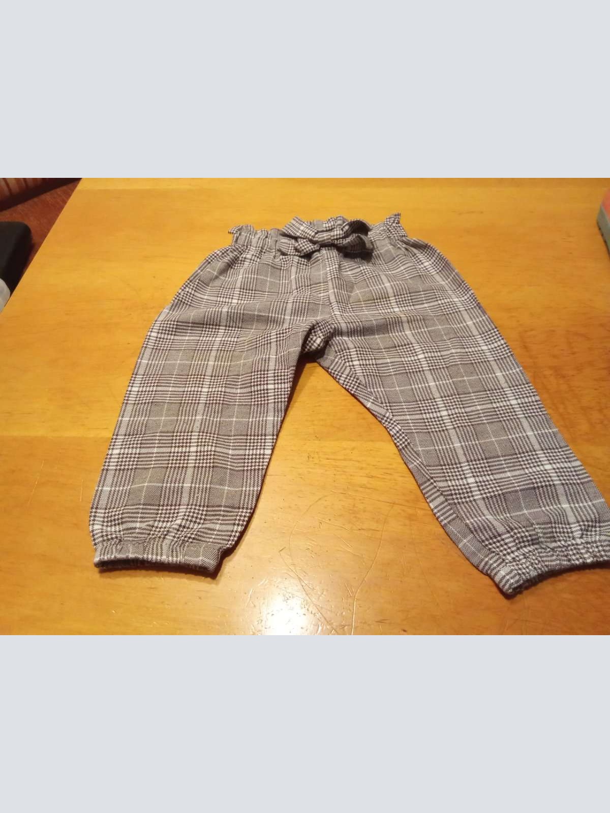 Sehr schöne Stoff Hose von Shein in gr. 80 abzugeben ,etwas fusselig.