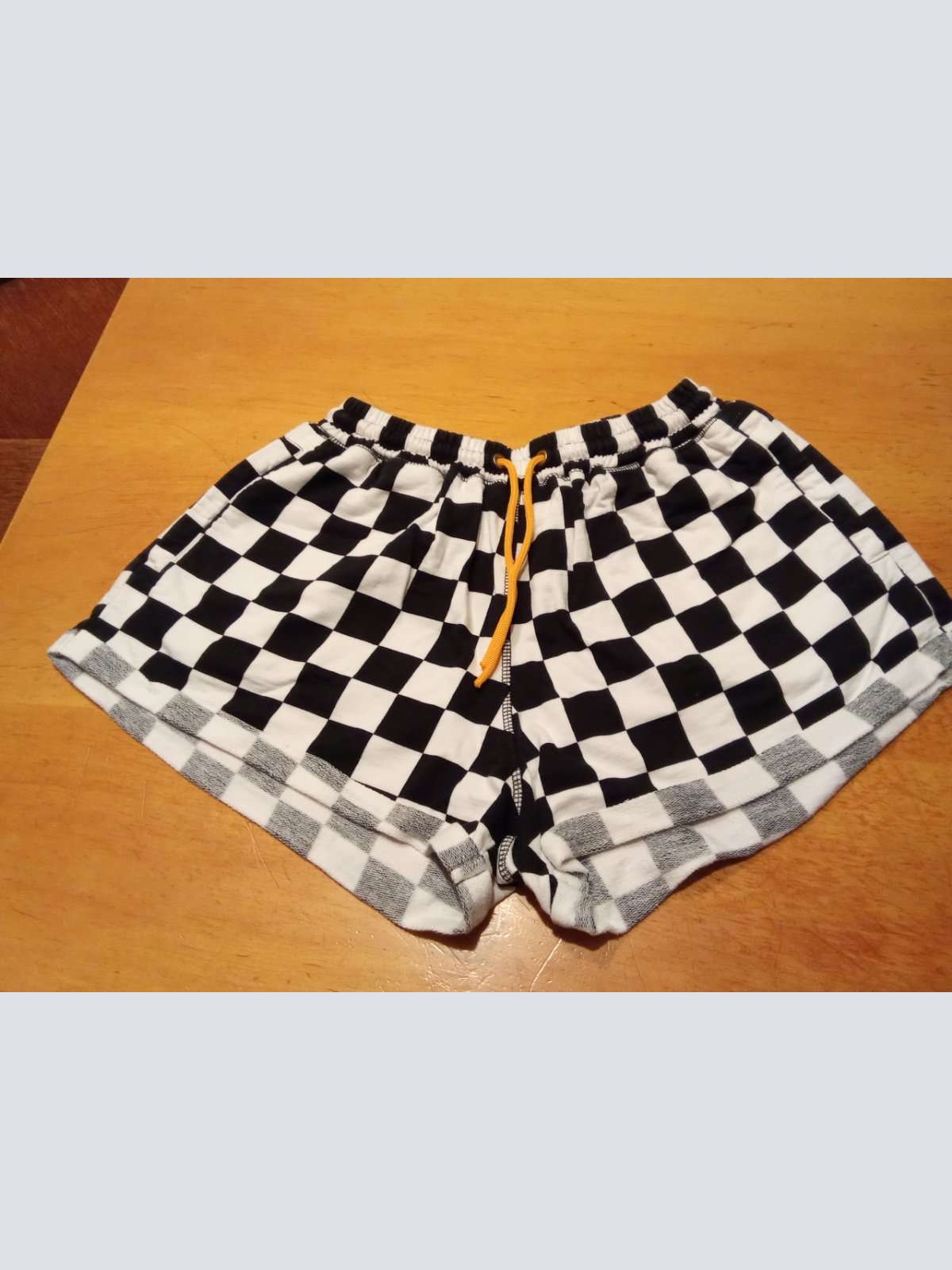 Sehr schöne kurze Hose von Cute Mistake in gr. S abzugeben.