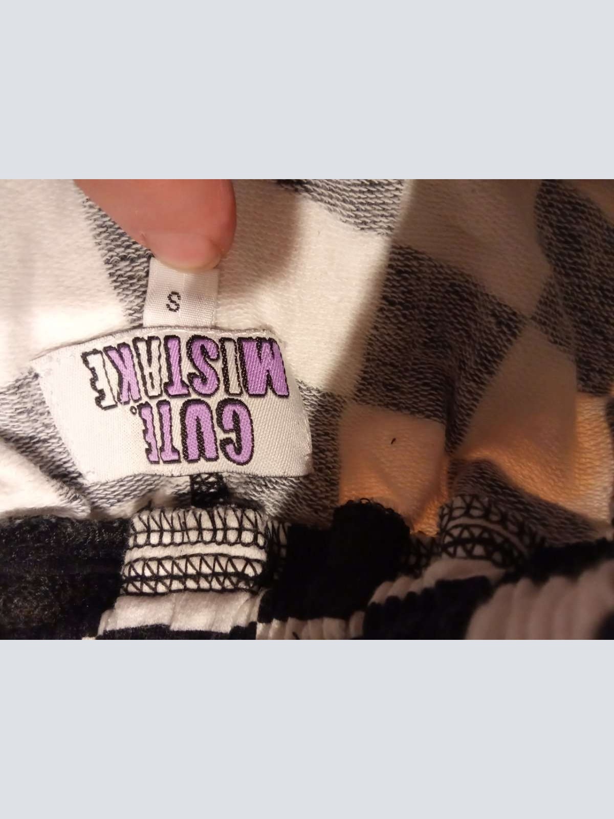 Sehr schöne kurze Hose von Cute Mistake in gr. S abzugeben.