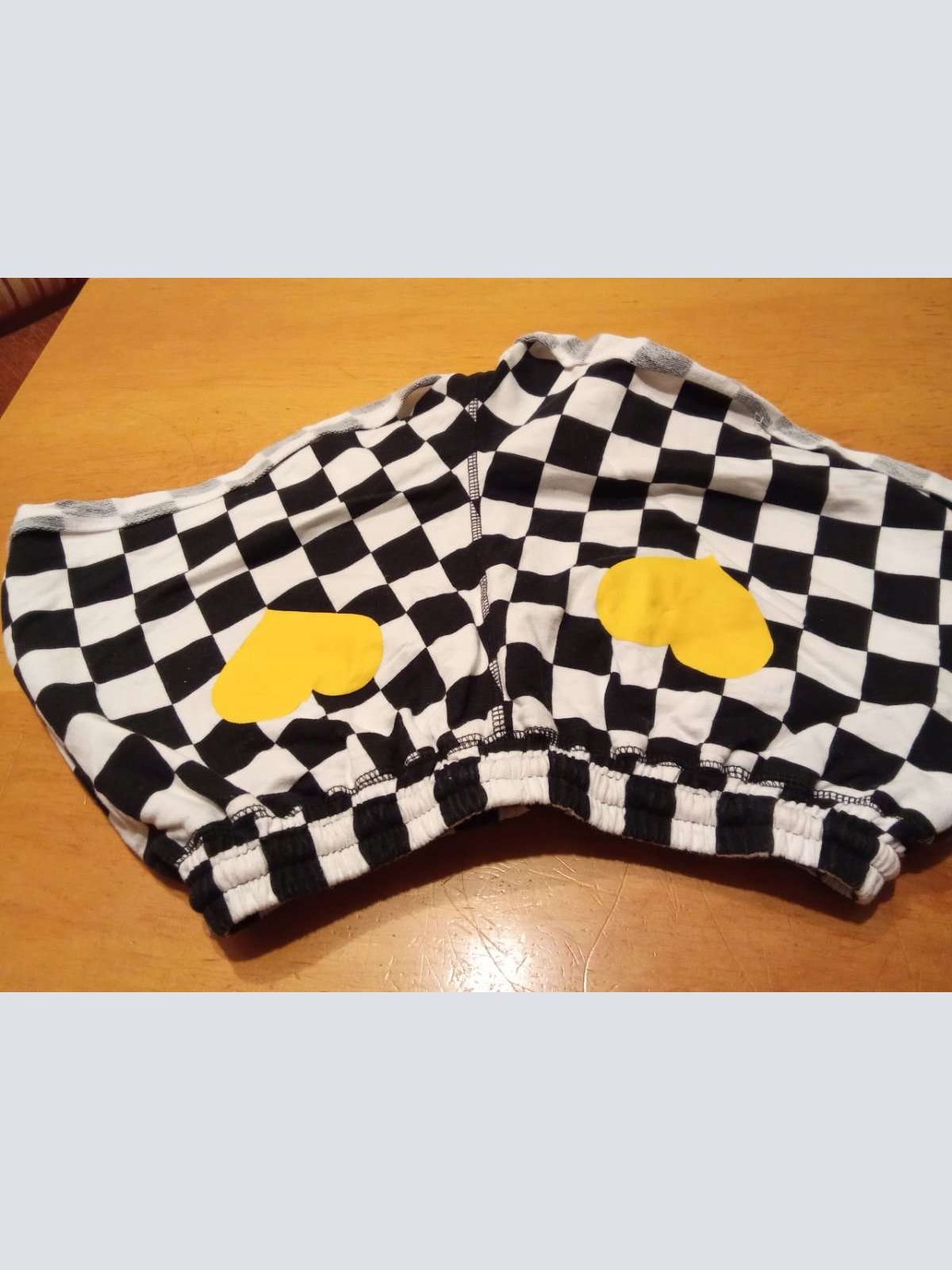 Sehr schöne kurze Hose von Cute Mistake in gr. S abzugeben.