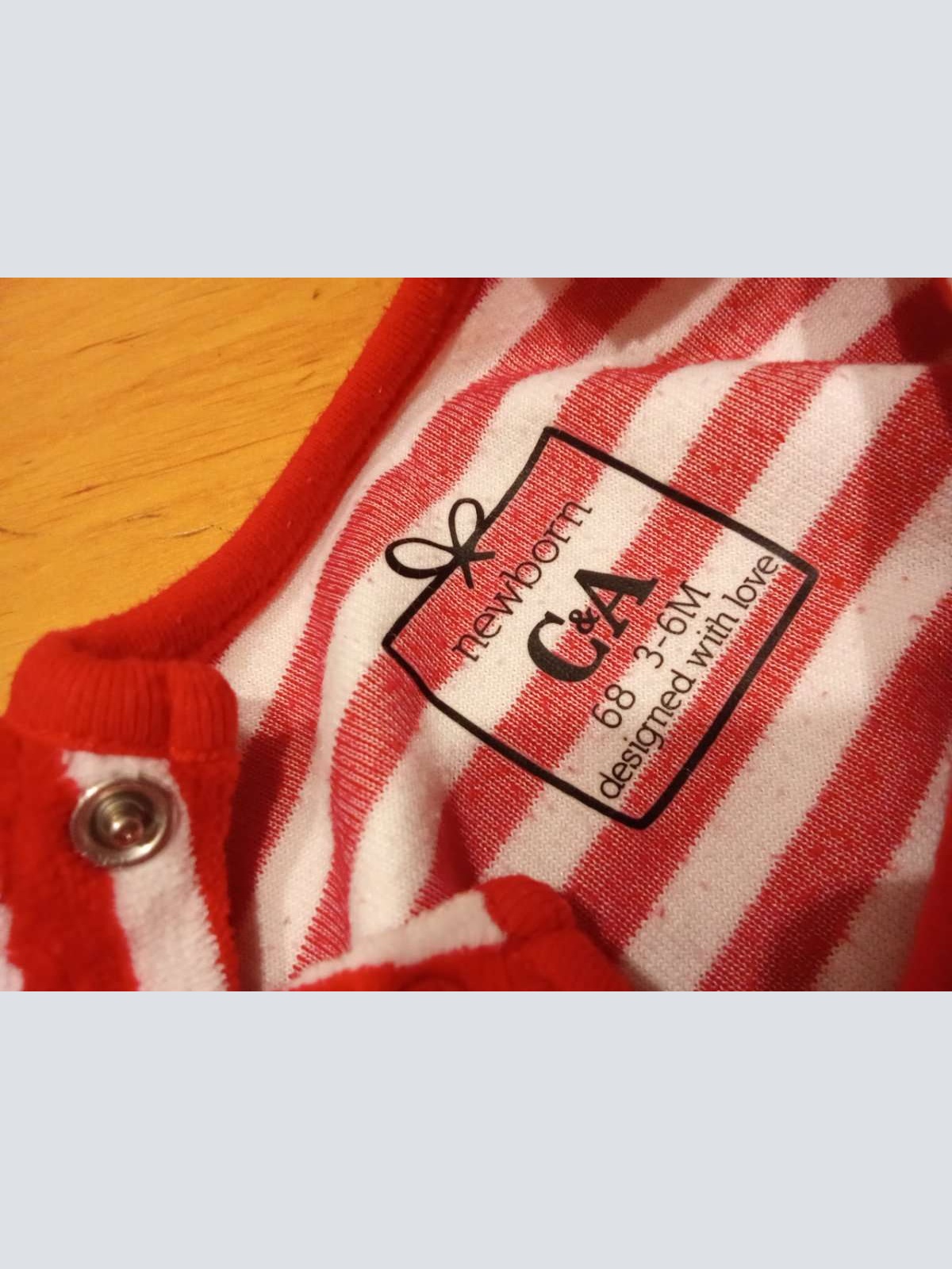 Sehr schöner Strampler von C&A in gr. 68 abzugeben.