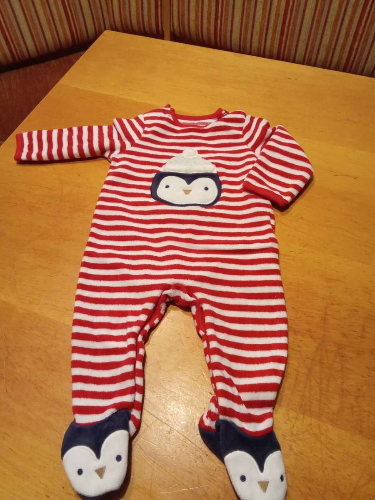 Sehr schöner Strampler von C&A in gr. 68 abzugeben.