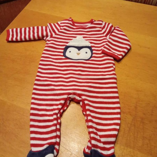 Sehr schöner Strampler von C&A in gr. 68 abzugeben.