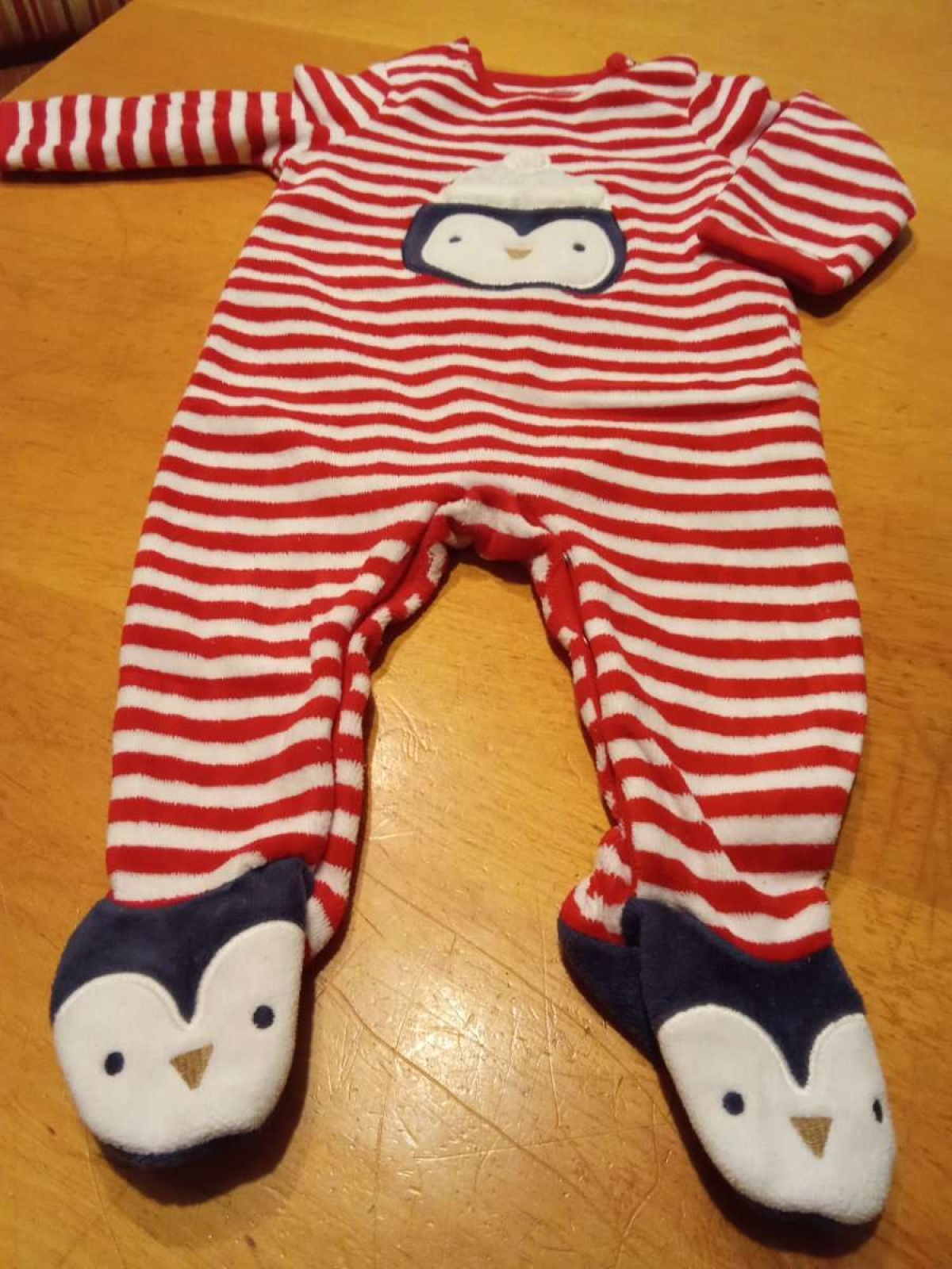 Sehr schöner Strampler von C&A in gr. 68 abzugeben.