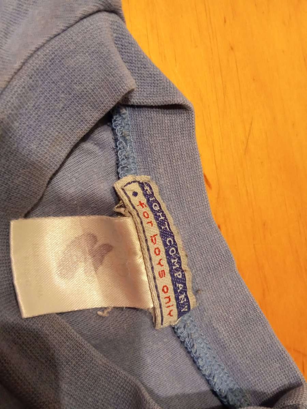 Sehr schönes Langarm Shirt von Night Company in gr. 110 abzugeben.