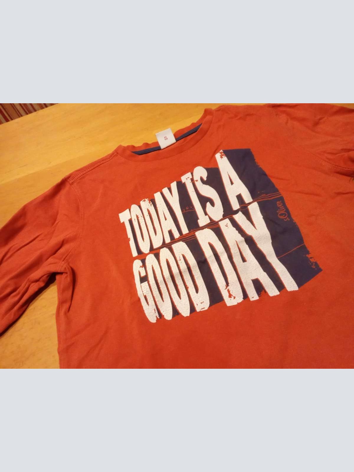 Sehr schönes Langarm Shirt von s.Oliver in gr. 128 abzugeben.