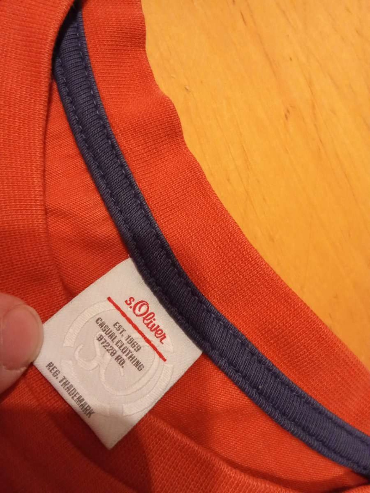 Sehr schönes Langarm Shirt von s.Oliver in gr. 128 abzugeben.