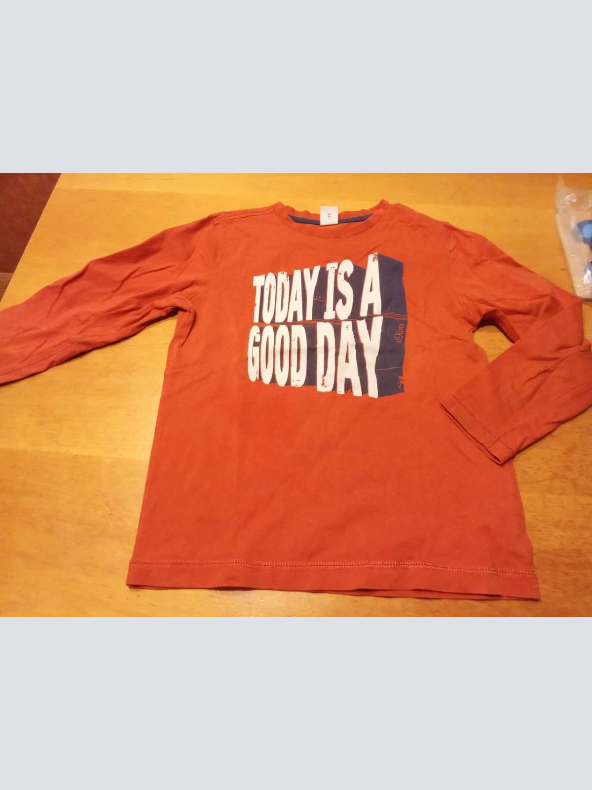 Sehr schönes Langarm Shirt von s.Oliver in gr. 128 abzugeben.