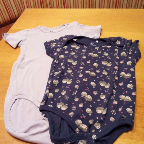 Sehr schönes Body Set von Liegelind und H&M in gr. 98 abzugeben.