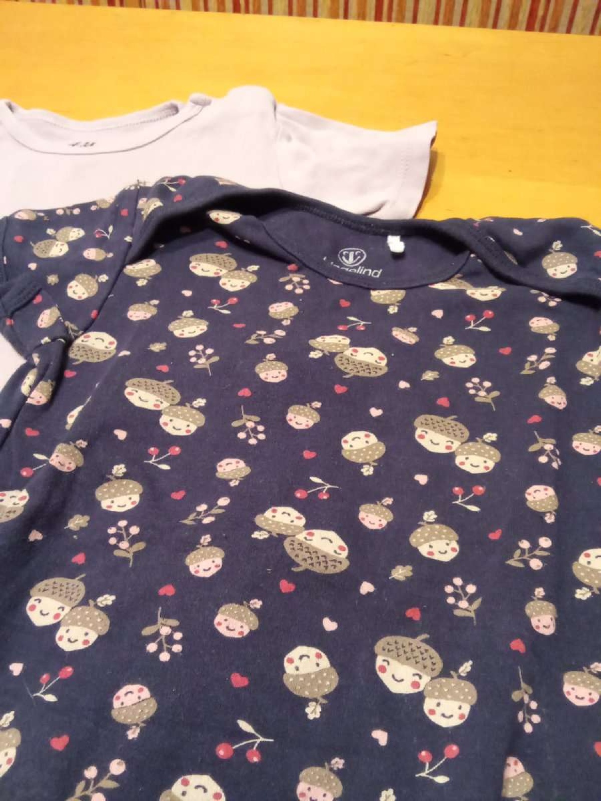 Sehr schönes Body Set von Liegelind und H&M in gr. 98 abzugeben.