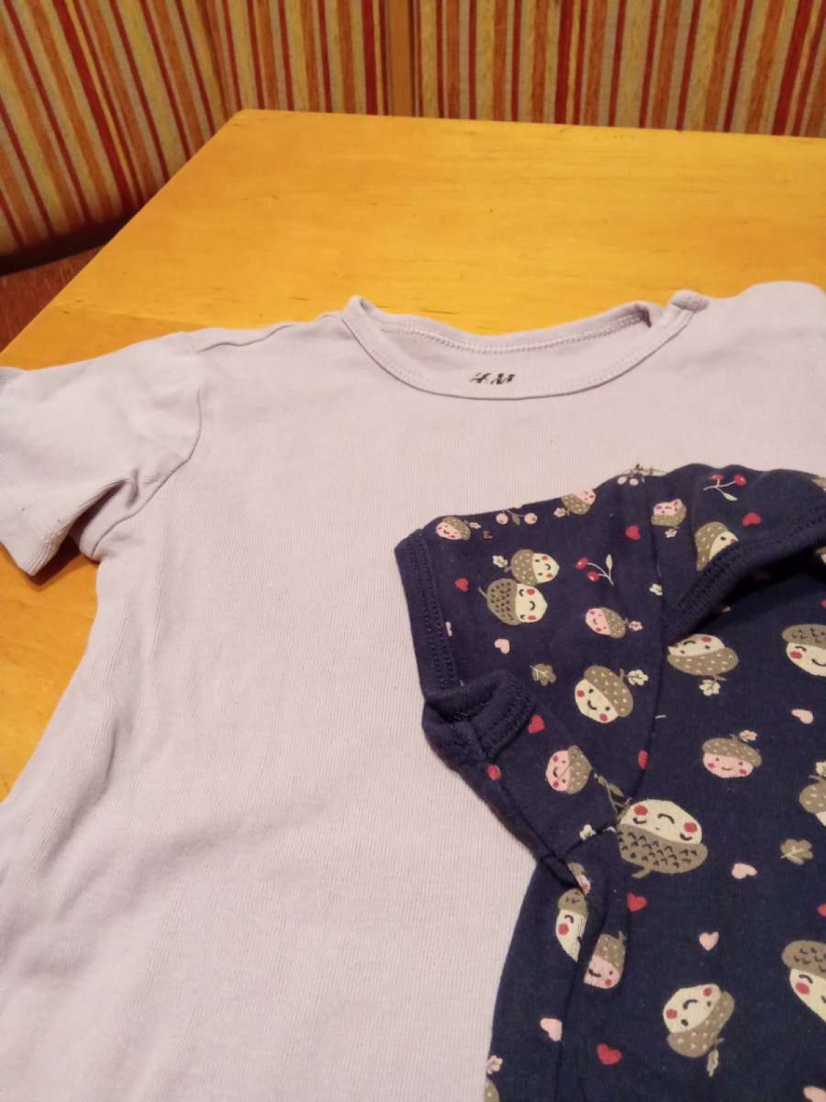 Sehr schönes Body Set von Liegelind und H&M in gr. 98 abzugeben.