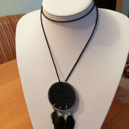 Sehr schöne Halskette abzugeben.