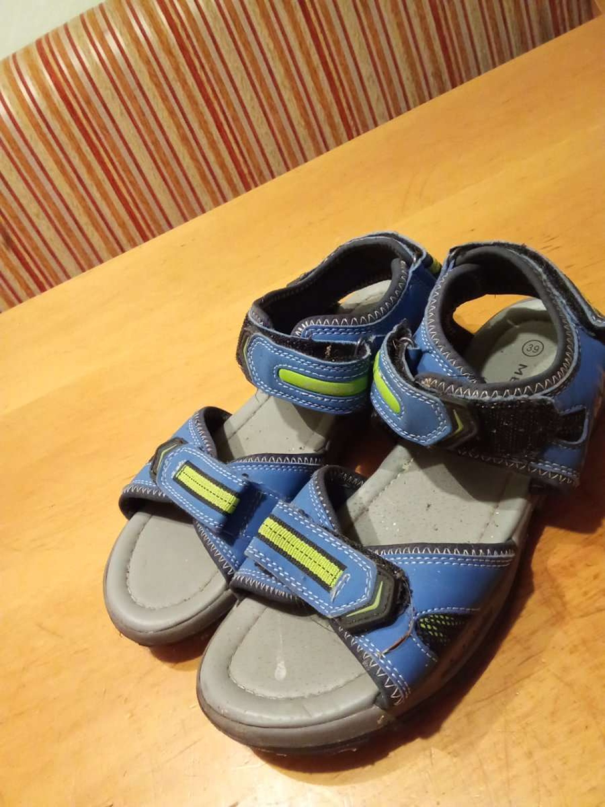 Sehr schöne Sandalen von Memphis in gr. 39 abzugeben.