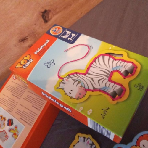 Sehr schönes Kreativ Spiel von Toylino abzugeben, Fädelspass.