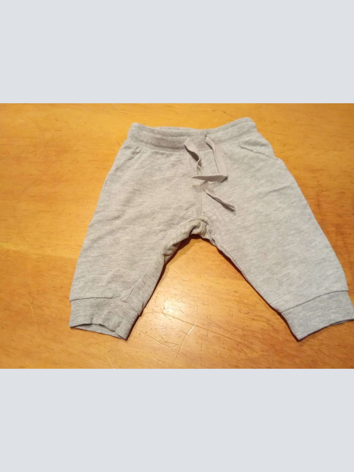 Sehr schöne Hose von H&M in gr. 62 abzugeben.