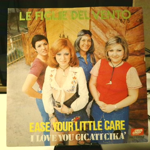 SINGLE / Le Figlie Del Vento – Ease Your Little Care / I Love You Cicati Cikà