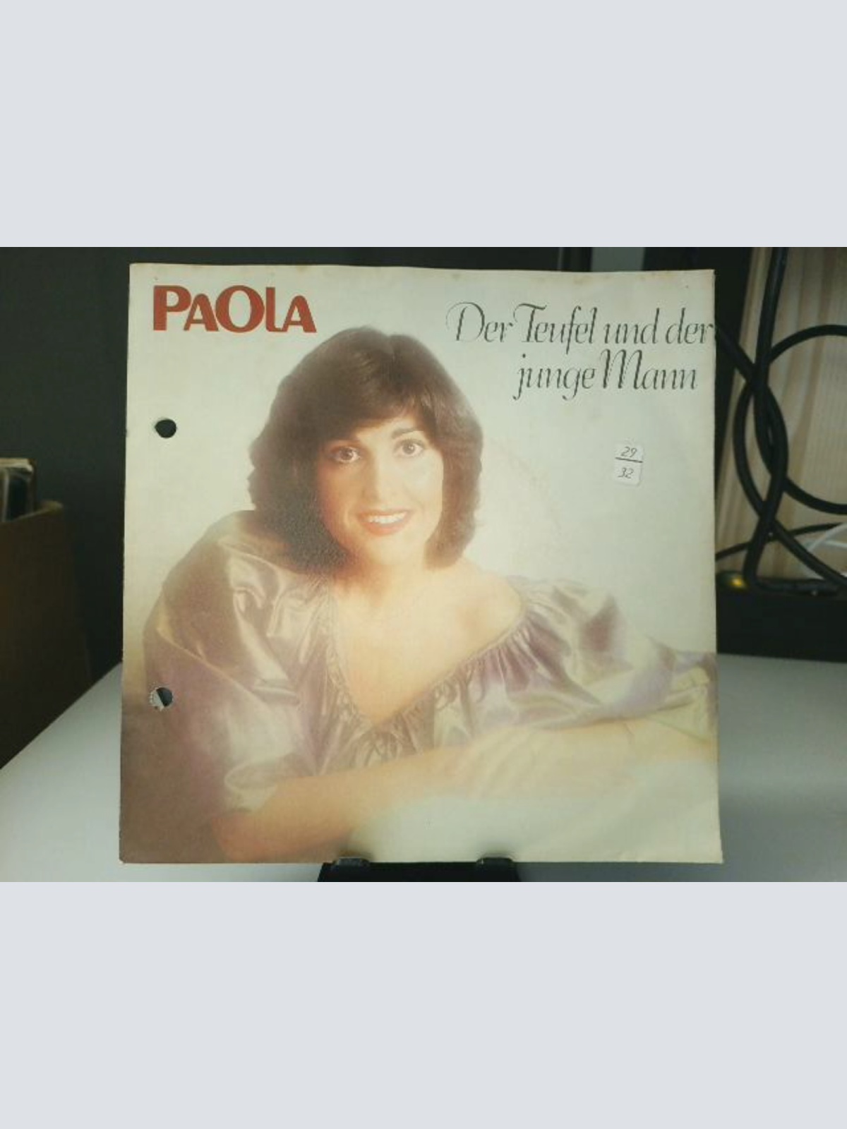 SINGLE / Paola (2) – Der Teufel Und Der Junge Mann