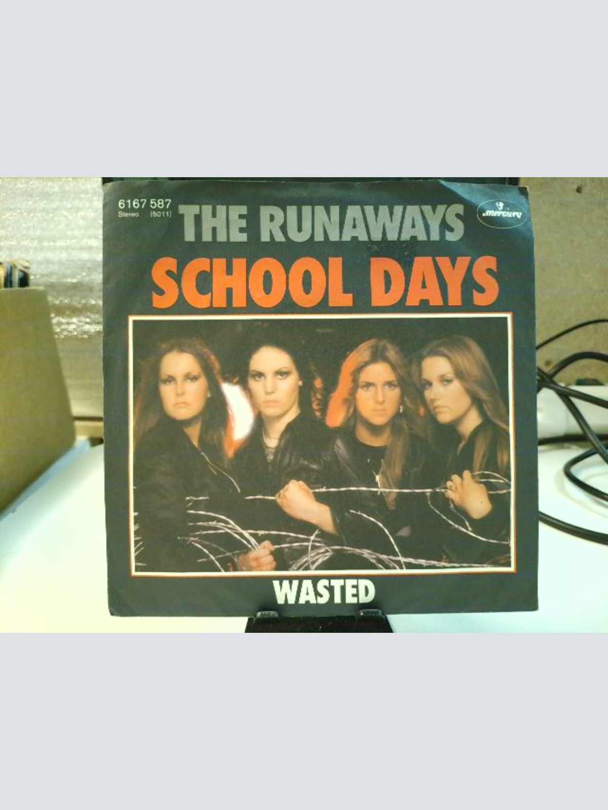 SINGLE / The Runaways – School Days