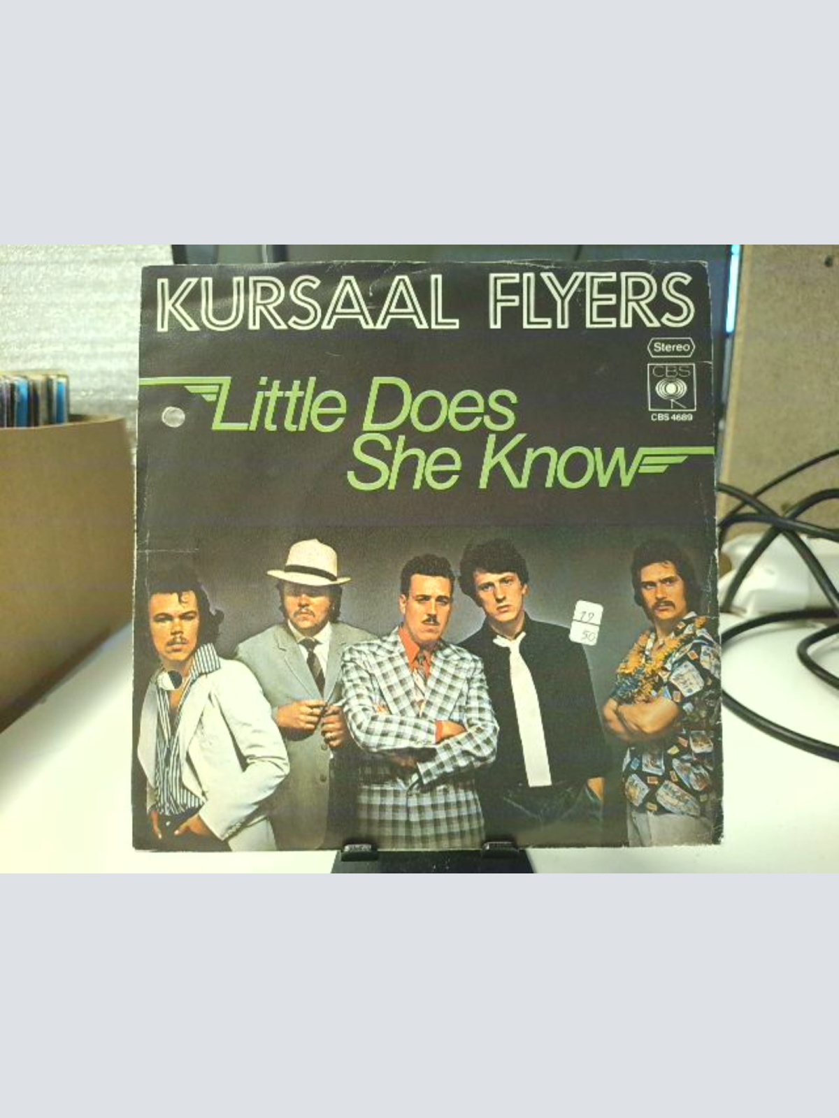 SINGLE / Kursaal Flyers – Little Does She Know