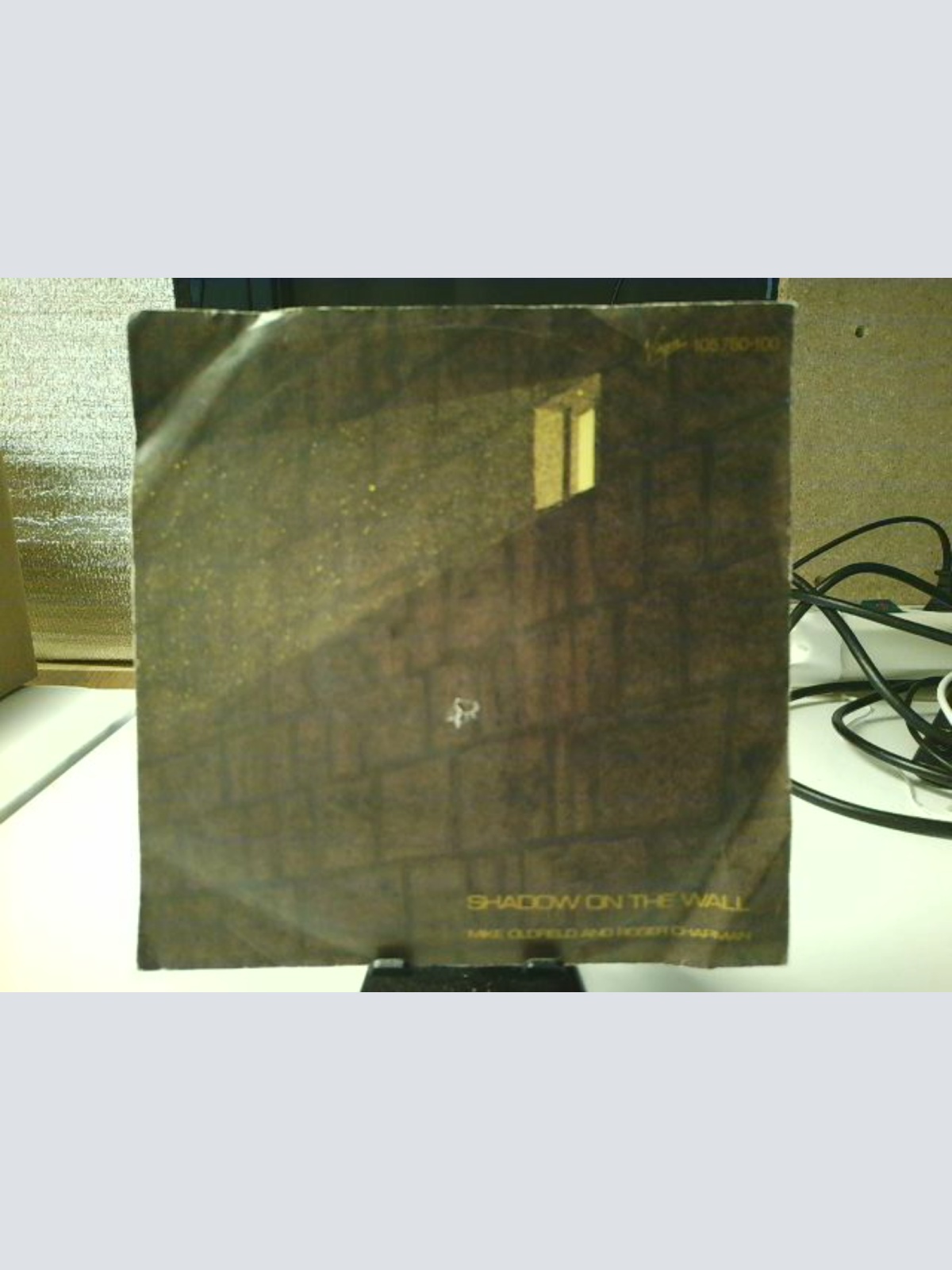 SINGLE / Mike Oldfield And Roger Chapman – Shadow On The Wall