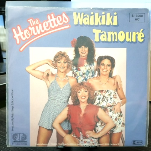 SINGLE / The Hornettes – Waikiki Tamouré