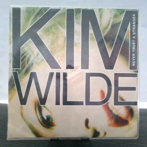 SINGLE / Kim Wilde – Never Trust A Stranger