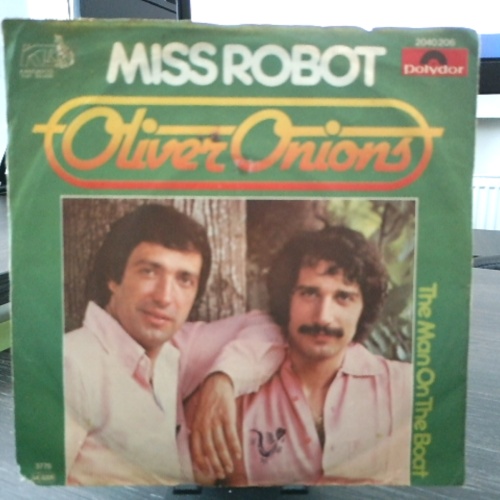 SINGLE / Oliver Onions – Miss Robot