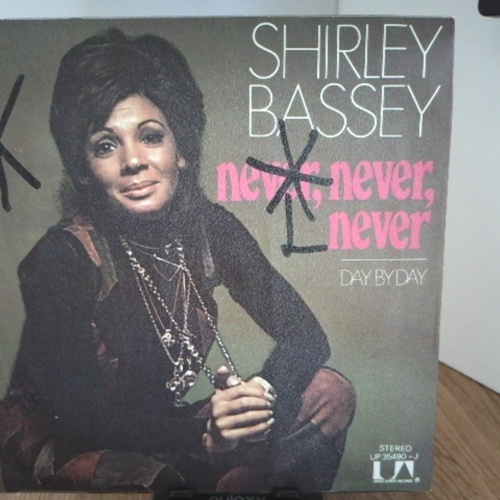 SINGLE / Shirley Bassey – Never, Never, Never / Day By Day