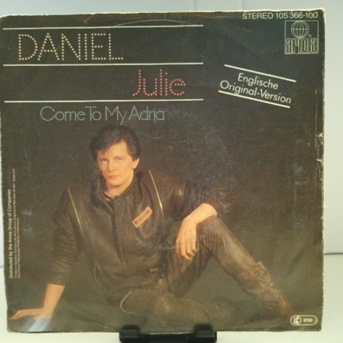 SINGLE / Daniel (8) – Julie