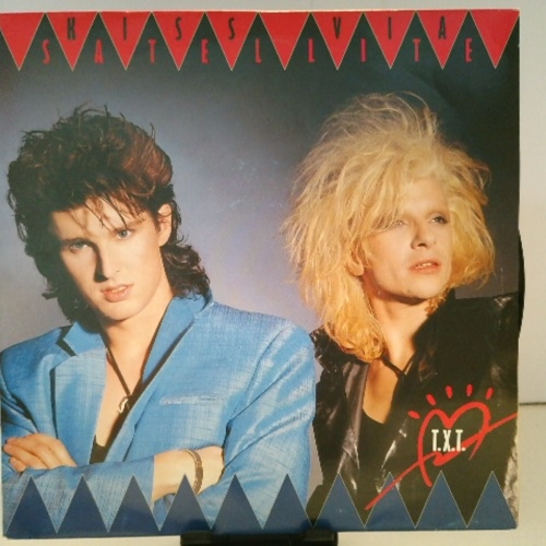 SINGLE / T.X.T. – Kiss Via Satellite