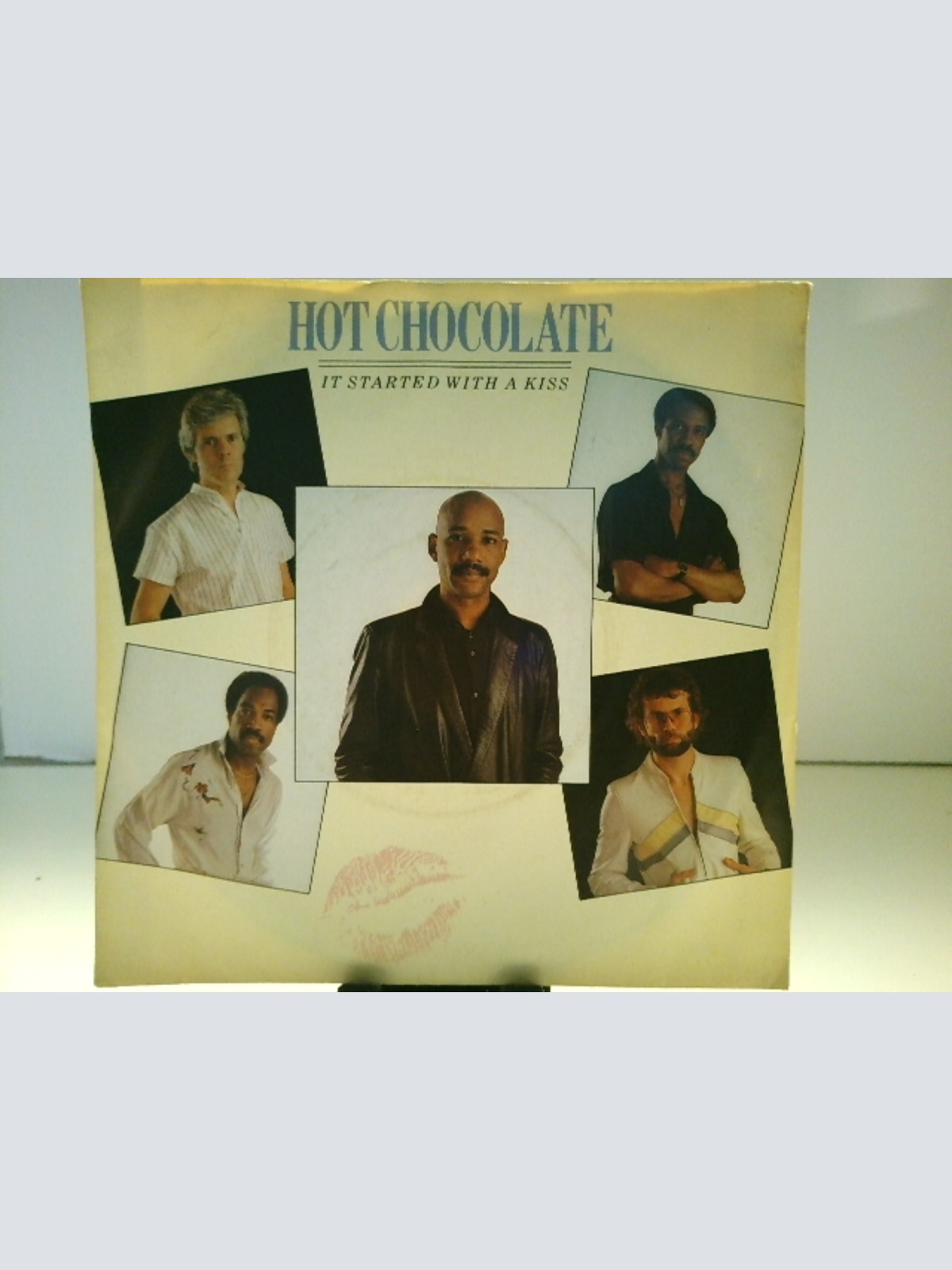 SINGLE / Hot Chocolate – It Started With A Kiss