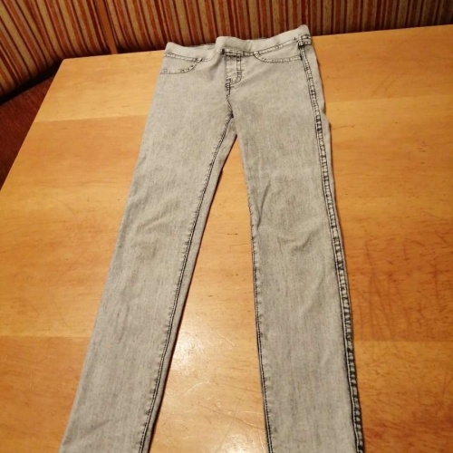 Sehr schöne Leggings in Jeans Optik von H&M in gr. 134 abzugeben