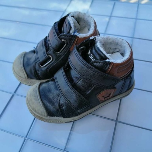 Super liebe Kinder Schuhe in gr.22 abzugeben.