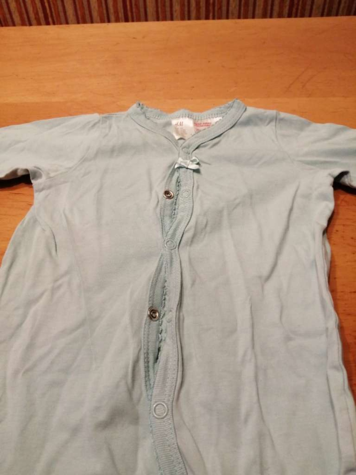 Sehr schöner Strampler von H&M in gr. 62 abzugeben.