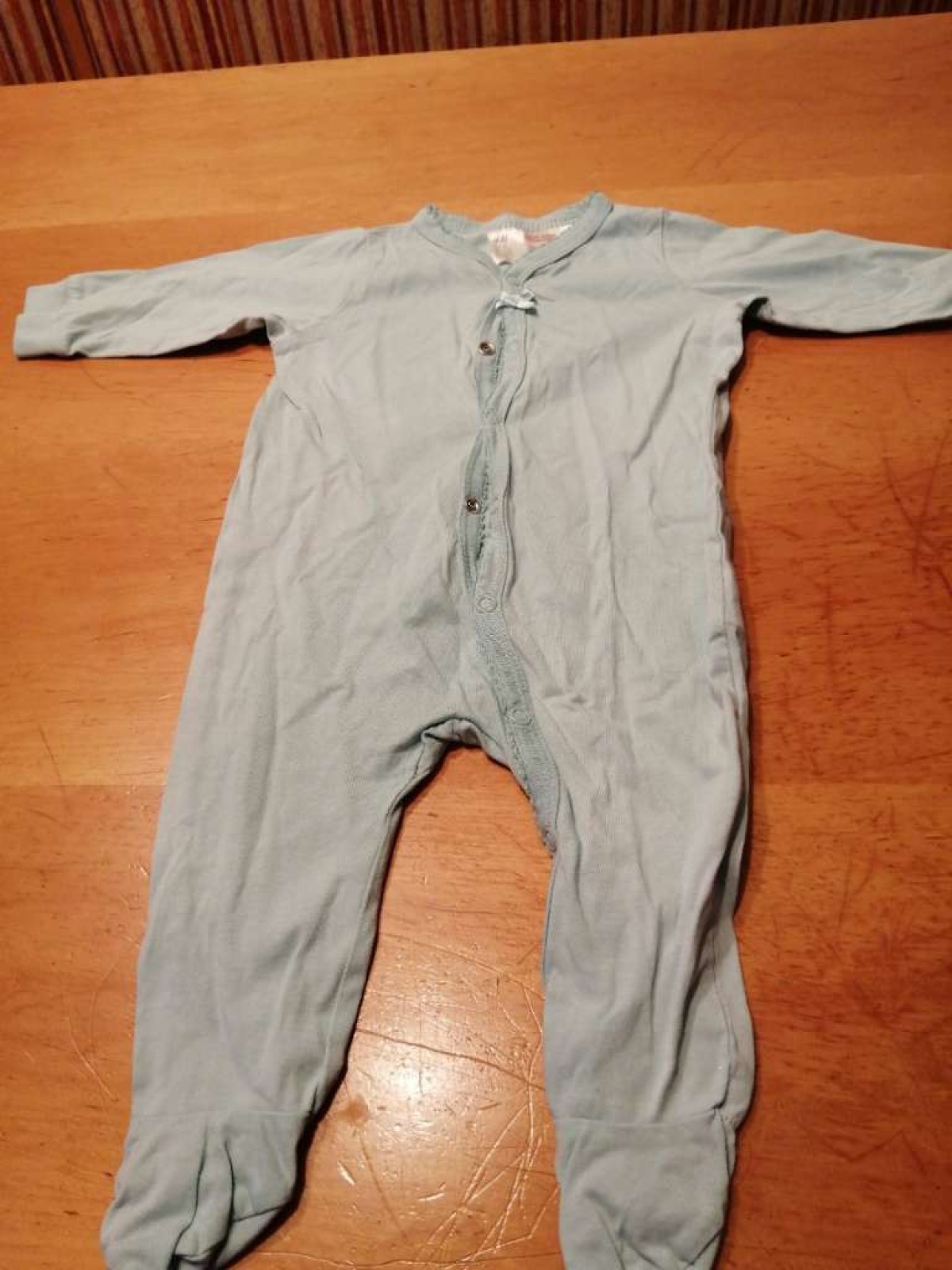 Sehr schöner Strampler von H&M in gr. 62 abzugeben.