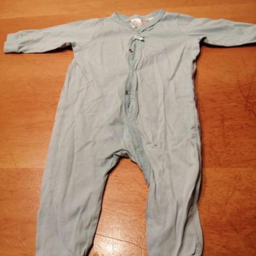 Sehr schöner Strampler von H&M in gr. 62 abzugeben.