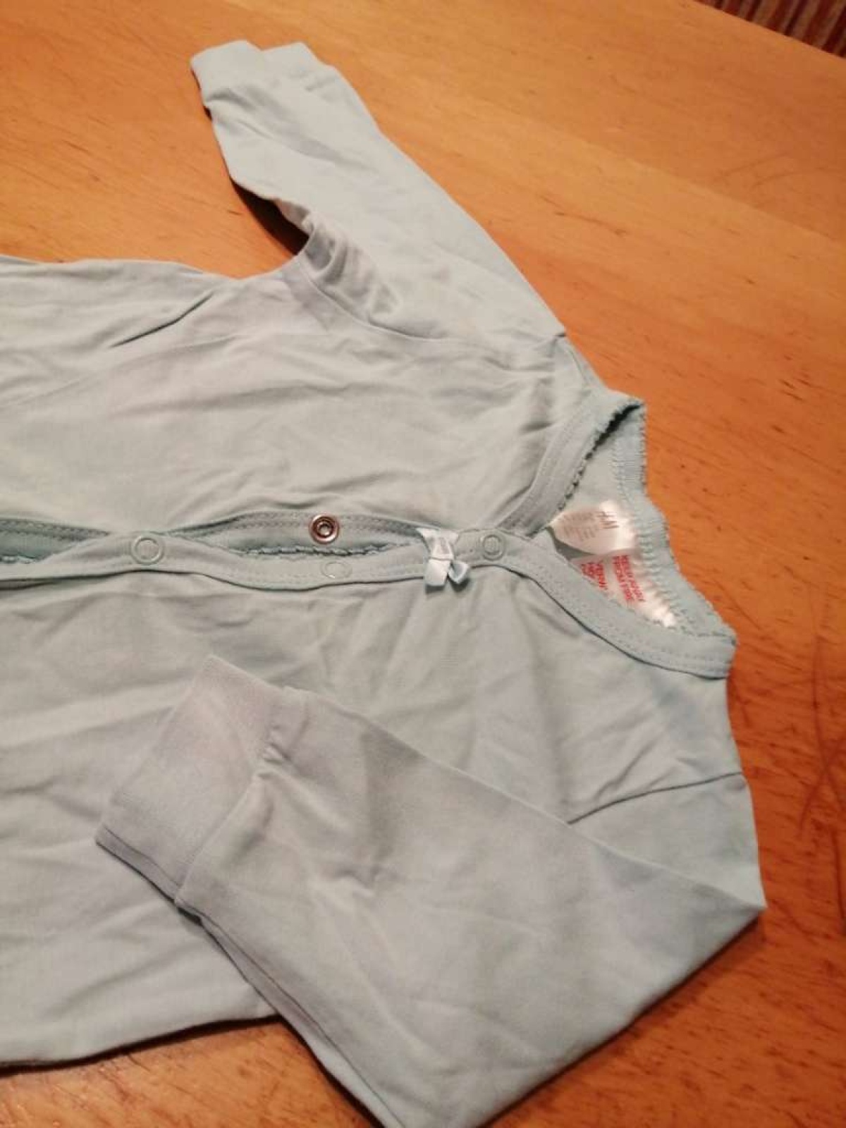 Sehr schöner Strampler von H&M in gr. 62 abzugeben.