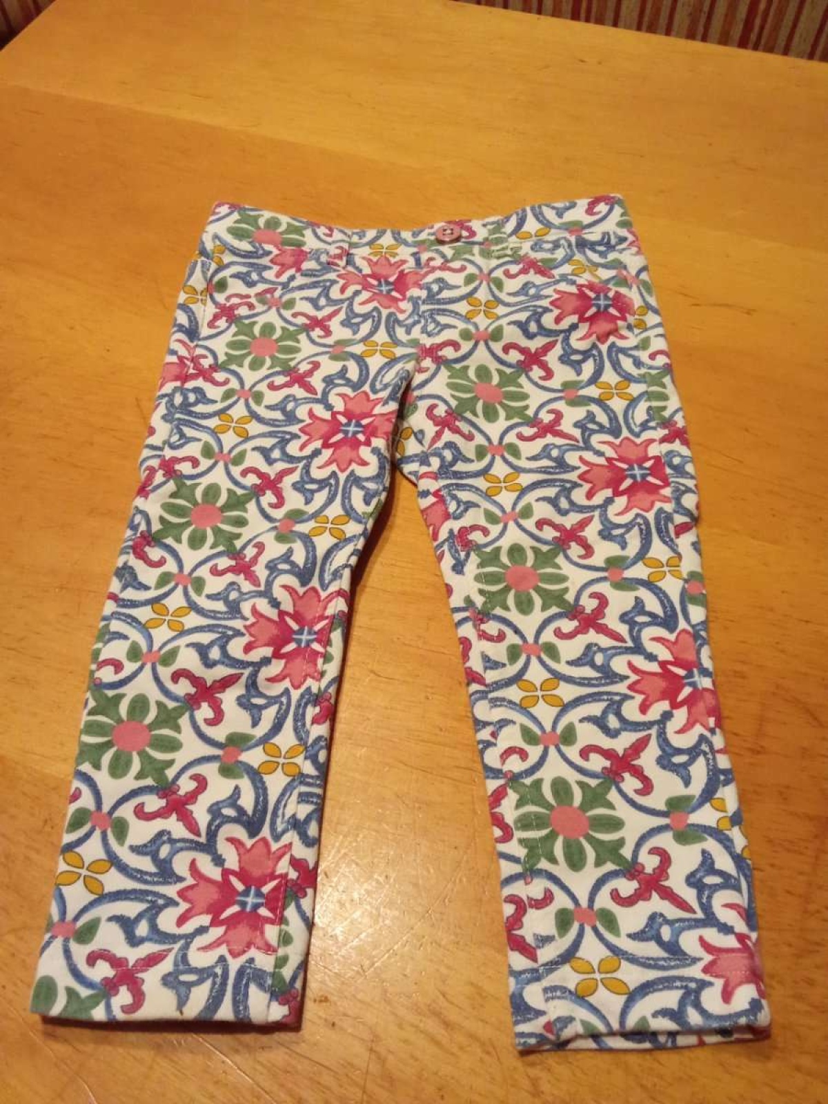 Sehr schöne Hose von Benetton in gr. 86 /92 abzugeben.