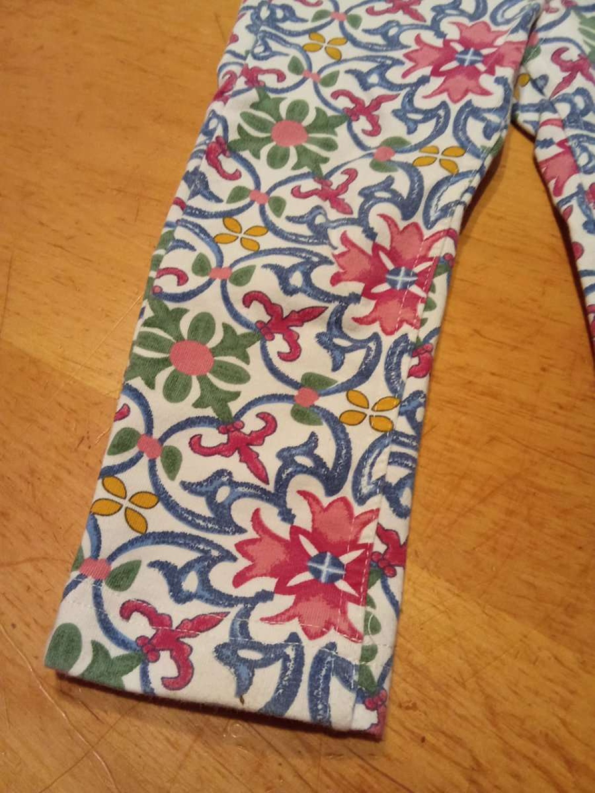 Sehr schöne Hose von Benetton in gr. 86 /92 abzugeben.