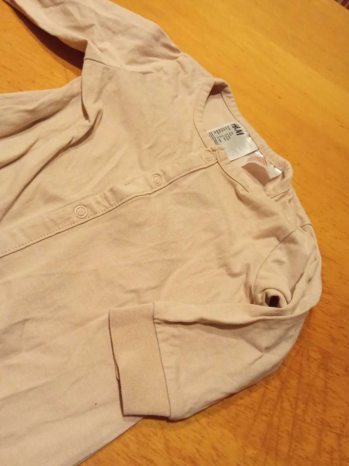 Sehr schöner Strampler von H&M in gr. 74 abzugeben.