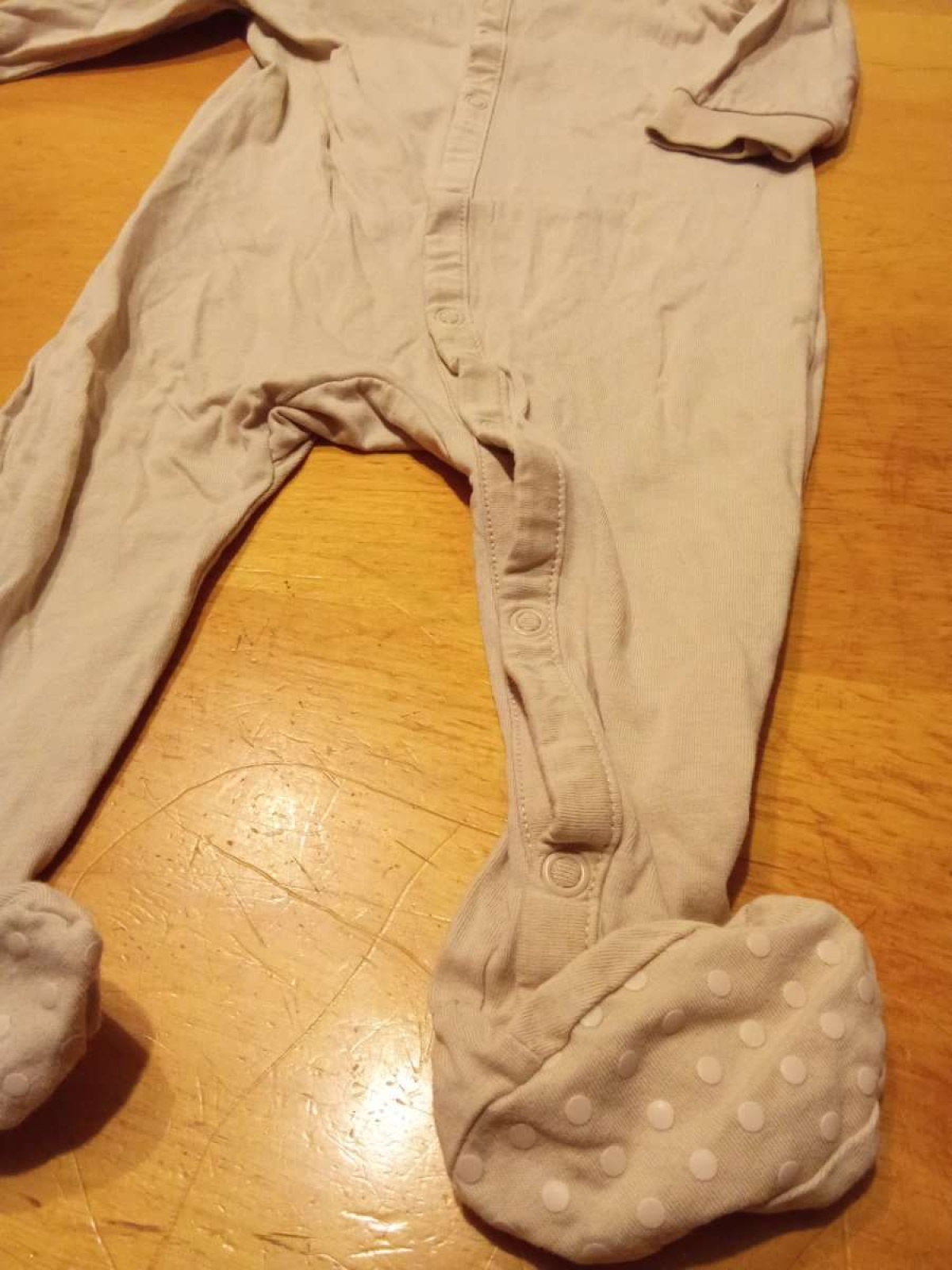 Sehr schöner Strampler von H&M in gr. 74 abzugeben.