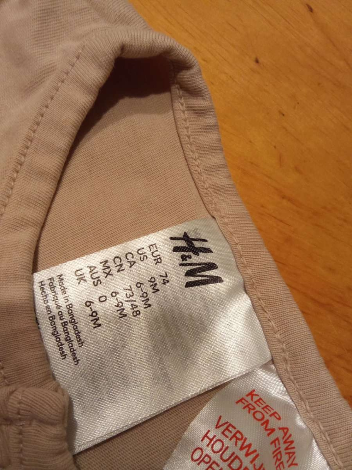 Sehr schöner Strampler von H&M in gr. 74 abzugeben.