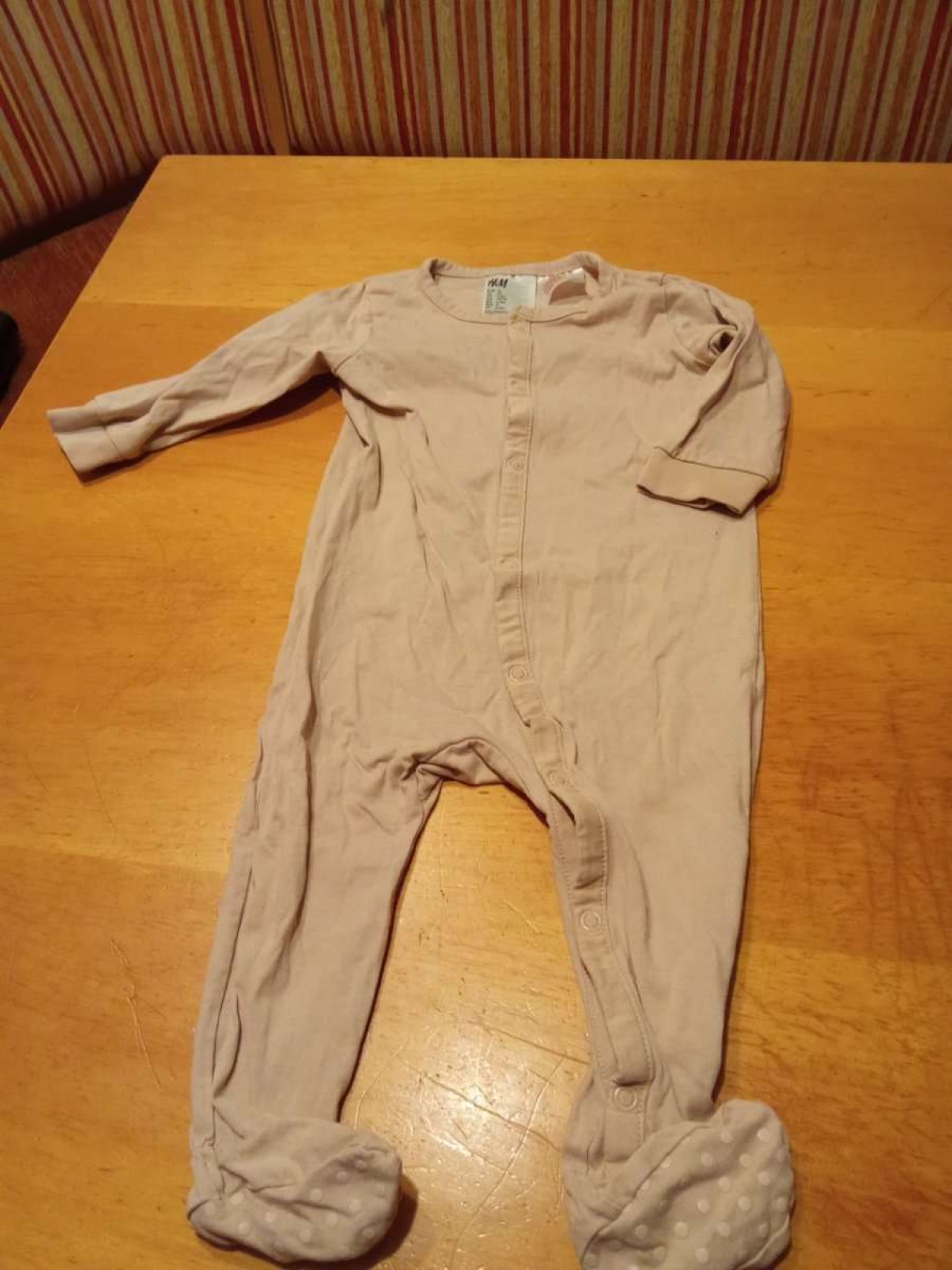 Sehr schöner Strampler von H&M in gr. 74 abzugeben.