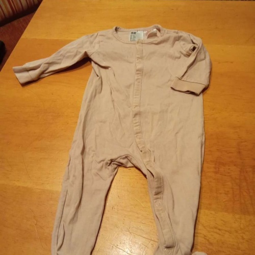 Sehr schöner Strampler von H&M in gr. 74 abzugeben.