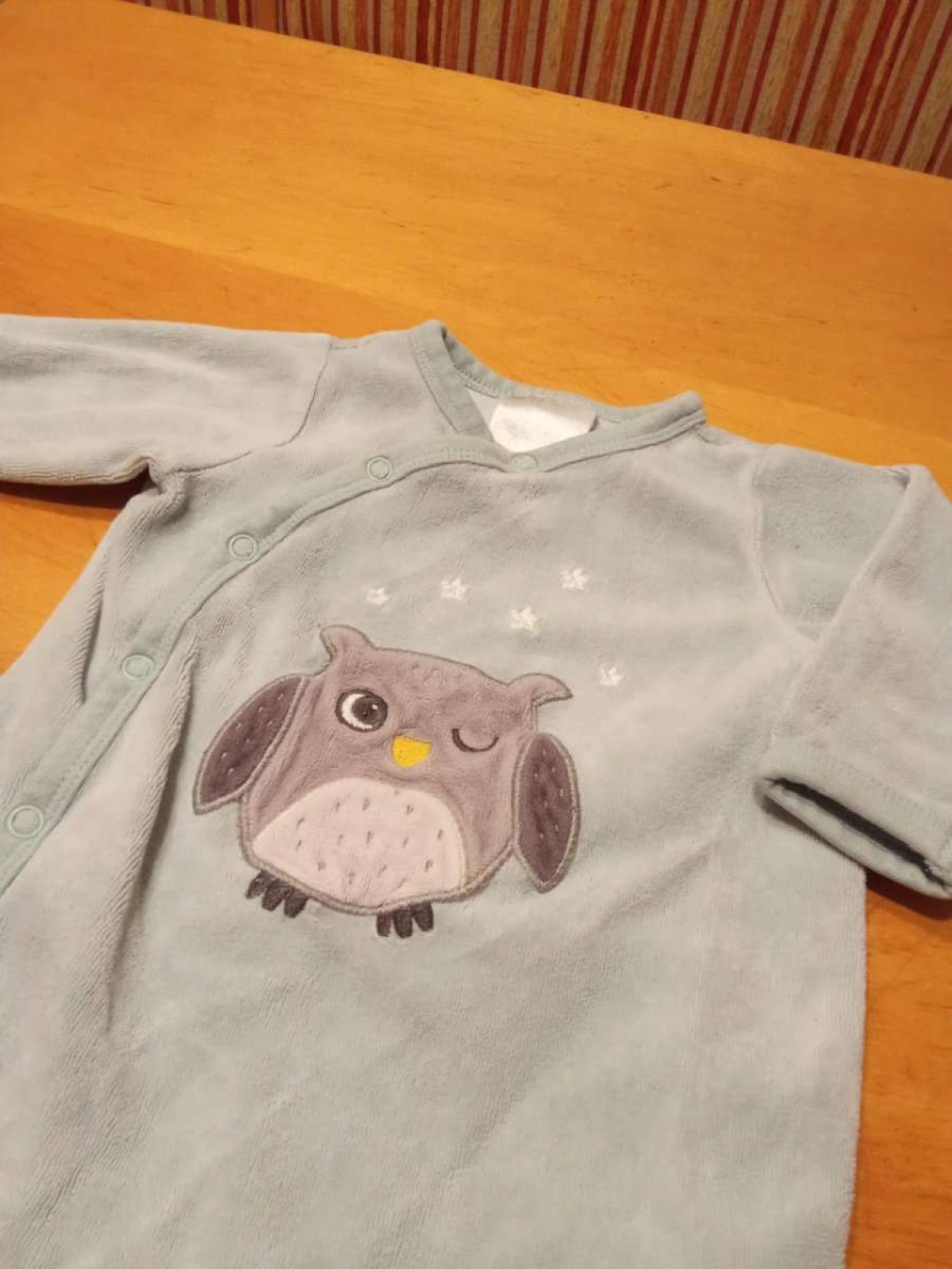 Sehr schöner Strampler von H&M in gr. 62 abzugeben.