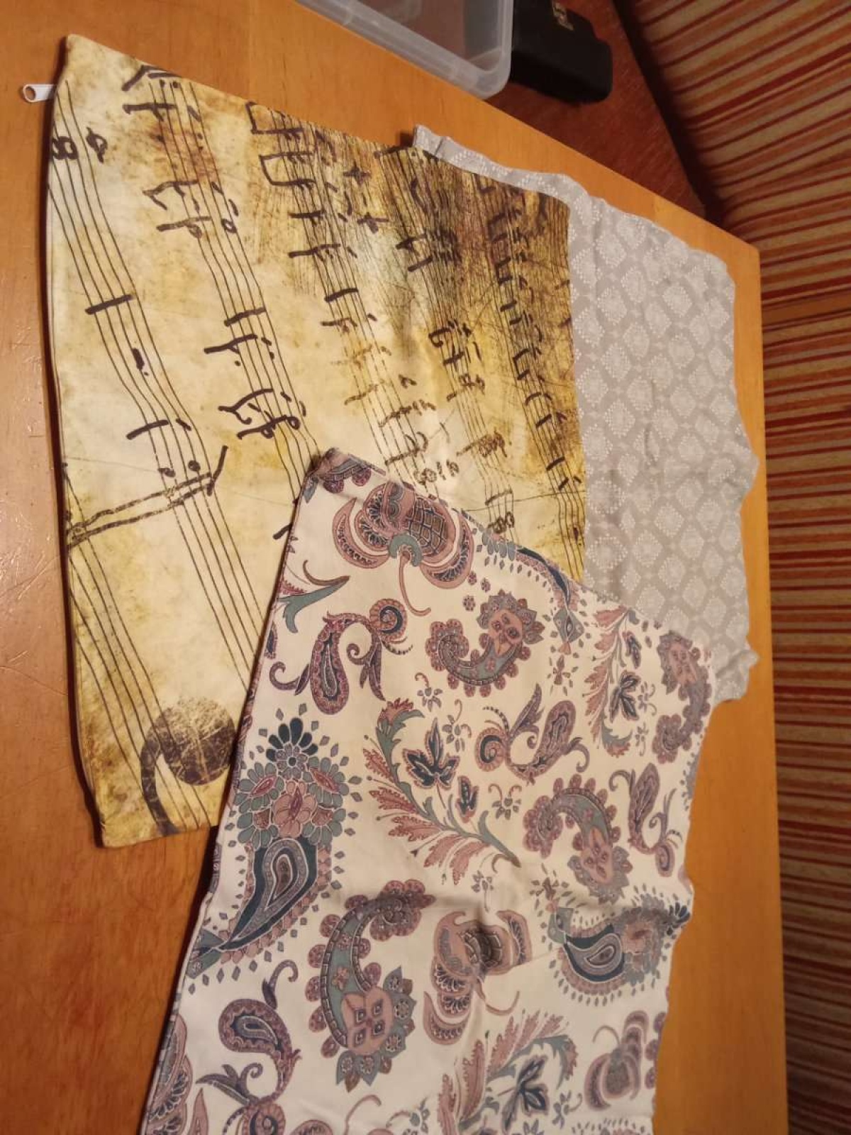 Sehr schöne Zier Kissen in gr. 40 Mal 40 abzugeben.