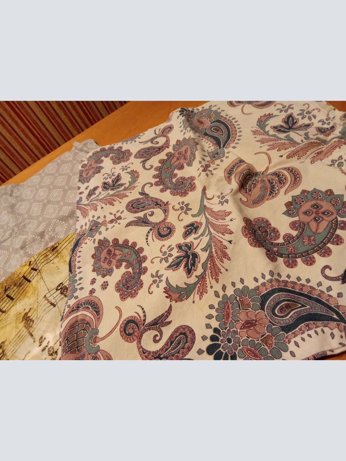 Sehr schöne Zier Kissen in gr. 40 Mal 40 abzugeben.